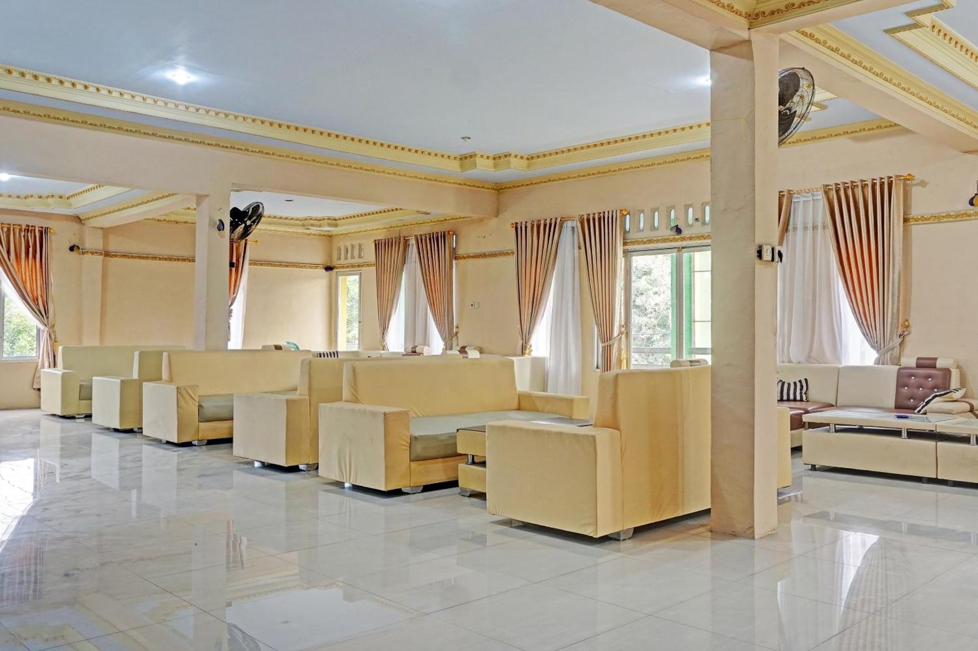 Oyo 91825 Ayu Lestari Homestay Nganjuk Eksteriør billede